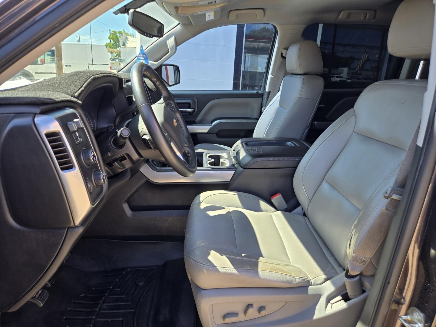 2015 SILVER Chevrolet Silverado 1500 LT Crew Cab 4WD (3GCUKRECXFG) with an 5.3L V8 OHV 16V engine, 6-Speed Automatic transmission, located at 503 West Court, Seguin, TX, 78155, (830) 379-3373, 29.568621, -97.969803- Photo#4