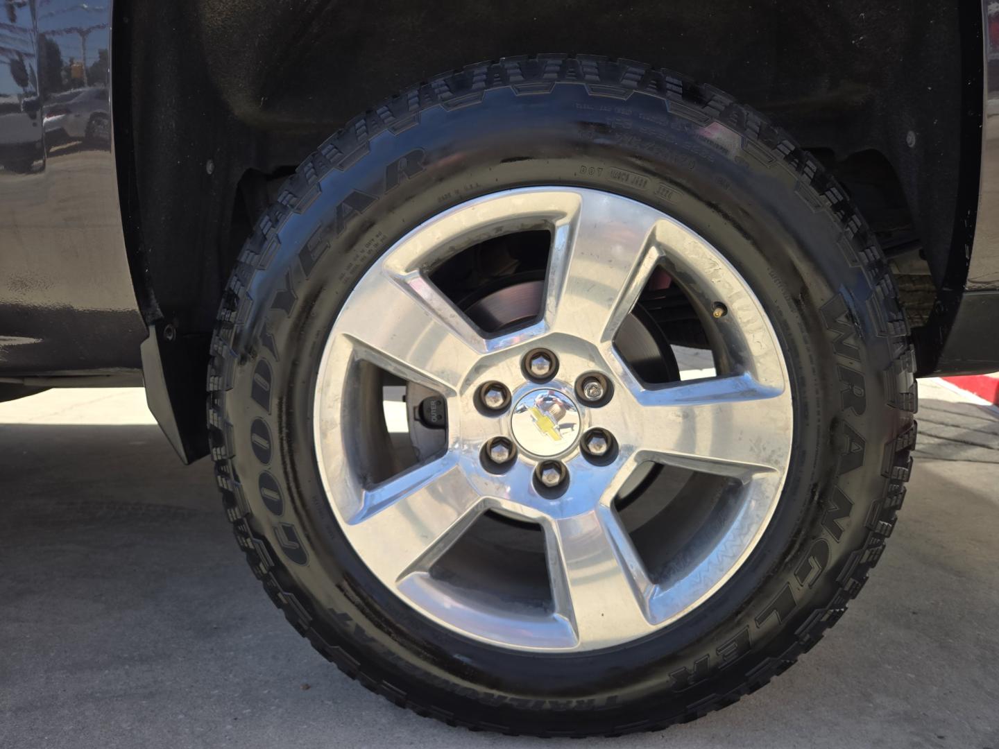 2015 SILVER Chevrolet Silverado 1500 LT Crew Cab 4WD (3GCUKRECXFG) with an 5.3L V8 OHV 16V engine, 6-Speed Automatic transmission, located at 503 West Court, Seguin, TX, 78155, (830) 379-3373, 29.568621, -97.969803- Photo#7