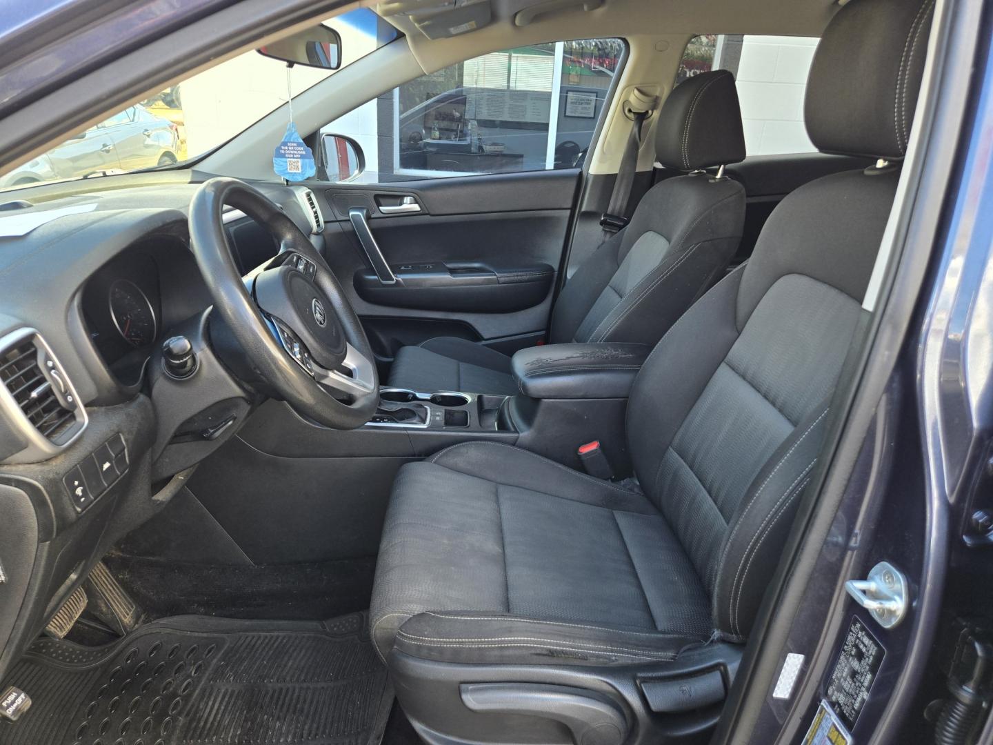 2020 BLUE Kia Sportage LX FWD (KNDPM3AC0L7) with an 2.4L V6 DOHC 24V engine, 6A transmission, located at 503 West Court, Seguin, TX, 78155, (830) 379-3373, 29.568621, -97.969803- Photo#4