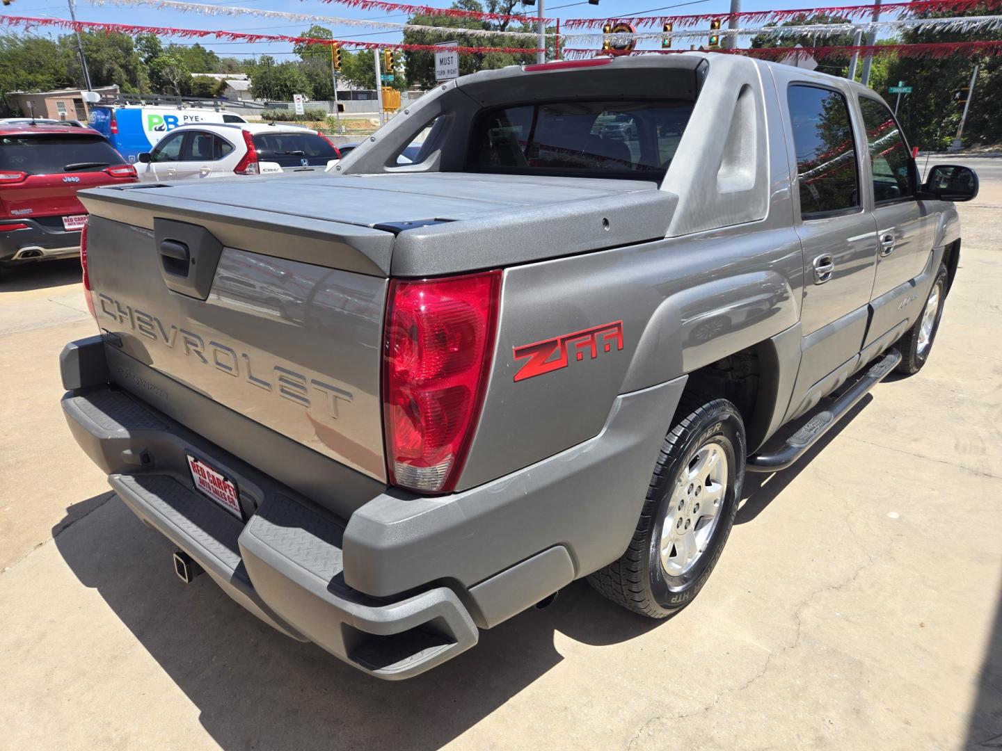 2002 GRAY Chevrolet Avalanche 1500 2WD (3GNEC13T42G) with an 5.3L V8 OHV 16V engine, 4A OD transmission, located at 503 West Court, Seguin, TX, 78155, (830) 379-3373, 29.568621, -97.969803 - 2002 Chevrolet Avalanche 1500 2WD with a 5.3L V8 OHV 16V, Automatic, Tilt, Cruise, AM/FM/CD Stereo, Power Windows, Locks, Seat and Side Mirrors, Front Bench Seating, Tonneau Bed Cover, Alloy Wheels, Rear Defroster and more!!- Photo#2