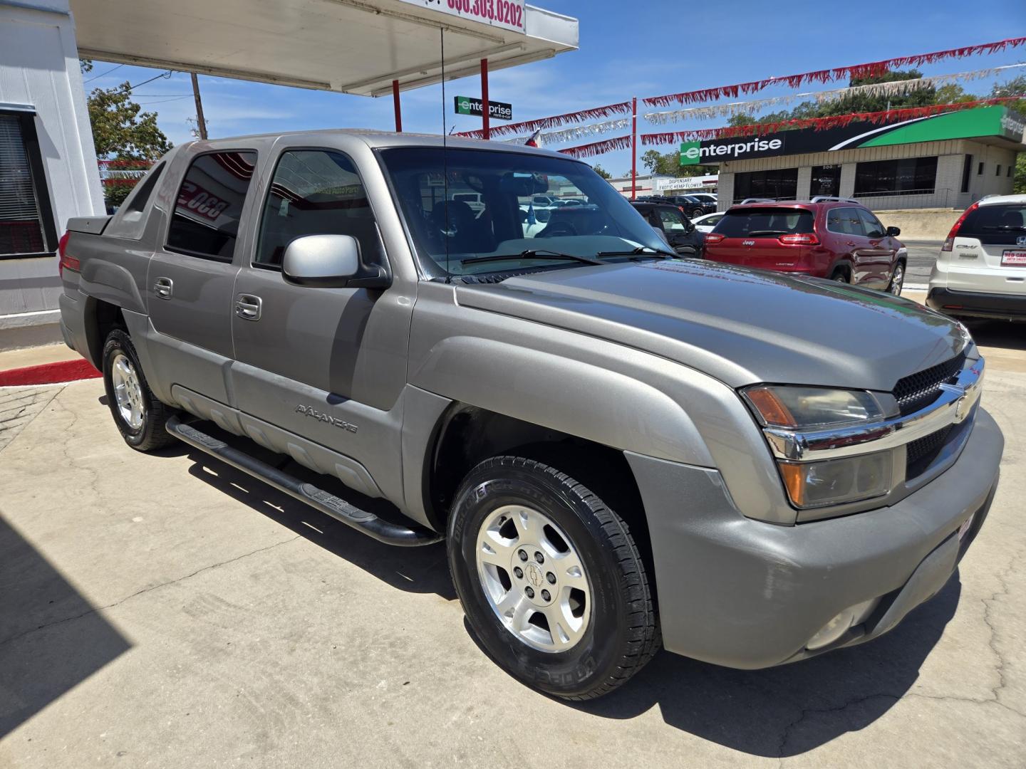 2002 GRAY Chevrolet Avalanche 1500 2WD (3GNEC13T42G) with an 5.3L V8 OHV 16V engine, 4A OD transmission, located at 503 West Court, Seguin, TX, 78155, (830) 379-3373, 29.568621, -97.969803 - 2002 Chevrolet Avalanche 1500 2WD with a 5.3L V8 OHV 16V, Automatic, Tilt, Cruise, AM/FM/CD Stereo, Power Windows, Locks, Seat and Side Mirrors, Front Bench Seating, Tonneau Bed Cover, Alloy Wheels, Rear Defroster and more!!- Photo#1