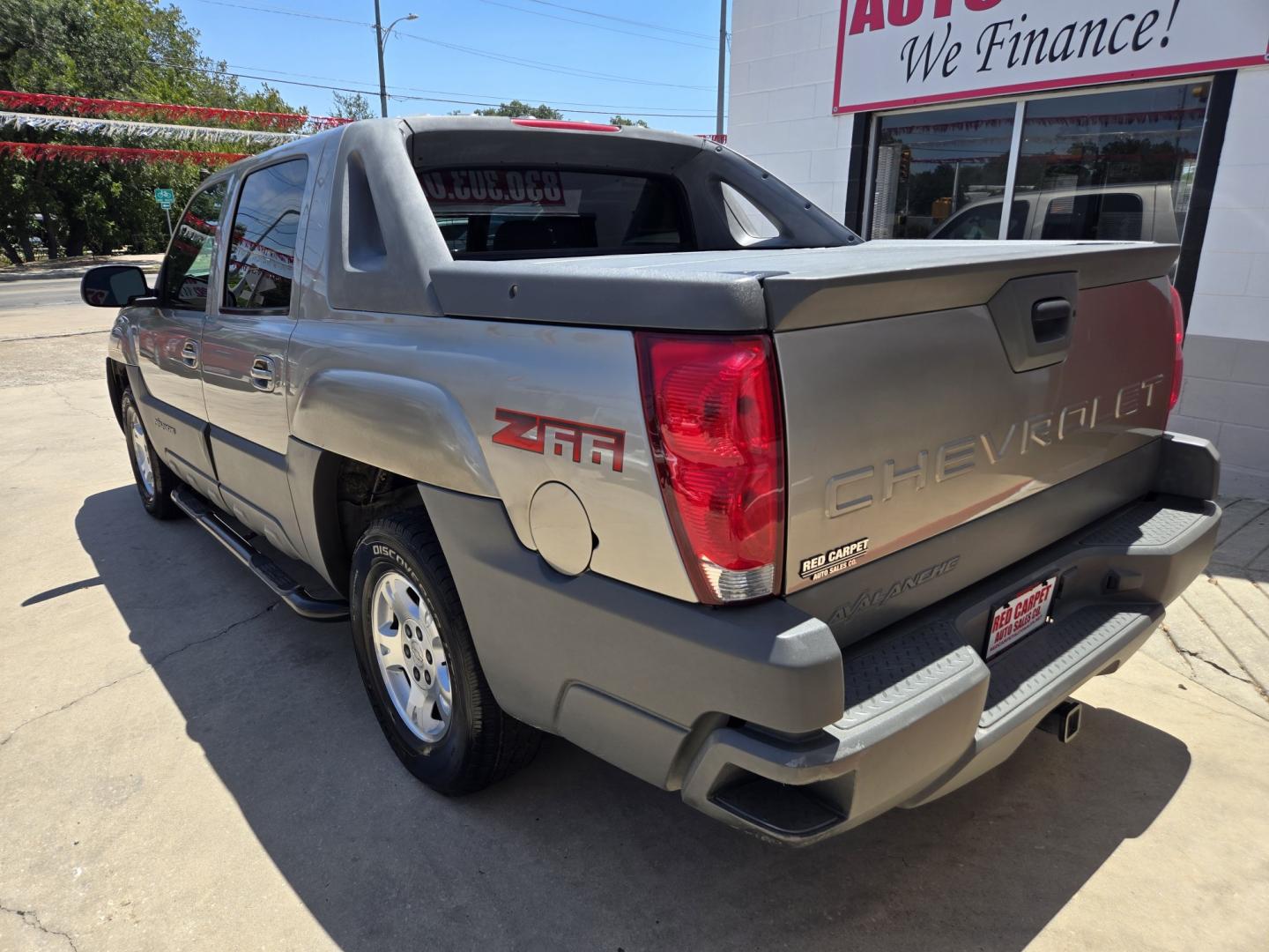 2002 GRAY Chevrolet Avalanche 1500 2WD (3GNEC13T42G) with an 5.3L V8 OHV 16V engine, 4A OD transmission, located at 503 West Court, Seguin, TX, 78155, (830) 379-3373, 29.568621, -97.969803 - 2002 Chevrolet Avalanche 1500 2WD with a 5.3L V8 OHV 16V, Automatic, Tilt, Cruise, AM/FM/CD Stereo, Power Windows, Locks, Seat and Side Mirrors, Front Bench Seating, Tonneau Bed Cover, Alloy Wheels, Rear Defroster and more!!- Photo#3