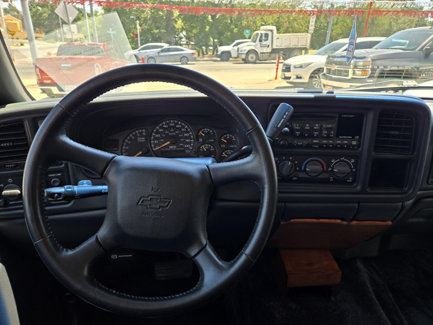 2002 GRAY Chevrolet Avalanche 1500 2WD (3GNEC13T42G) with an 5.3L V8 OHV 16V engine, 4A OD transmission, located at 503 West Court, Seguin, TX, 78155, (830) 379-3373, 29.568621, -97.969803 - 2002 Chevrolet Avalanche 1500 2WD with a 5.3L V8 OHV 16V, Automatic, Tilt, Cruise, AM/FM/CD Stereo, Power Windows, Locks, Seat and Side Mirrors, Front Bench Seating, Tonneau Bed Cover, Alloy Wheels, Rear Defroster and more!!- Photo#5