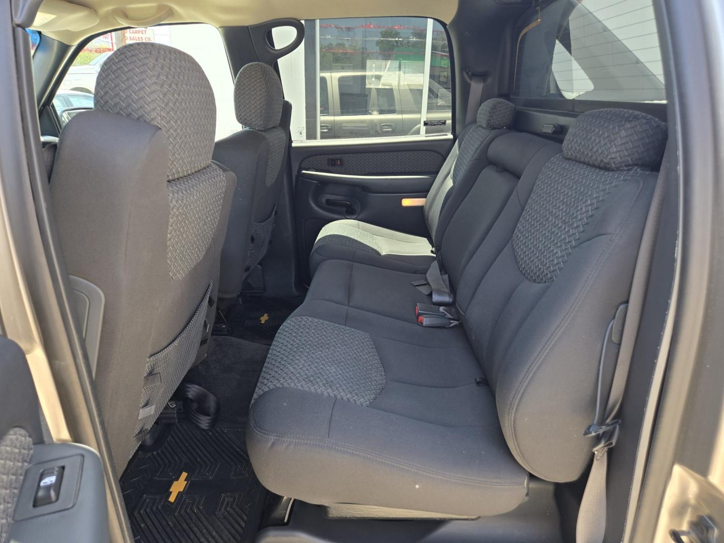 2002 GRAY Chevrolet Avalanche 1500 2WD (3GNEC13T42G) with an 5.3L V8 OHV 16V engine, 4A OD transmission, located at 503 West Court, Seguin, TX, 78155, (830) 379-3373, 29.568621, -97.969803 - 2002 Chevrolet Avalanche 1500 2WD with a 5.3L V8 OHV 16V, Automatic, Tilt, Cruise, AM/FM/CD Stereo, Power Windows, Locks, Seat and Side Mirrors, Front Bench Seating, Tonneau Bed Cover, Alloy Wheels, Rear Defroster and more!!- Photo#6
