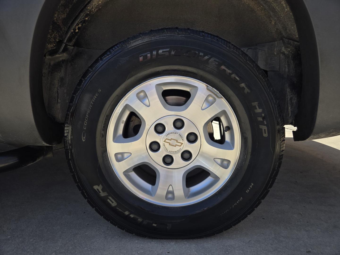 2002 GRAY Chevrolet Avalanche 1500 2WD (3GNEC13T42G) with an 5.3L V8 OHV 16V engine, 4A OD transmission, located at 503 West Court, Seguin, TX, 78155, (830) 379-3373, 29.568621, -97.969803 - 2002 Chevrolet Avalanche 1500 2WD with a 5.3L V8 OHV 16V, Automatic, Tilt, Cruise, AM/FM/CD Stereo, Power Windows, Locks, Seat and Side Mirrors, Front Bench Seating, Tonneau Bed Cover, Alloy Wheels, Rear Defroster and more!!- Photo#7