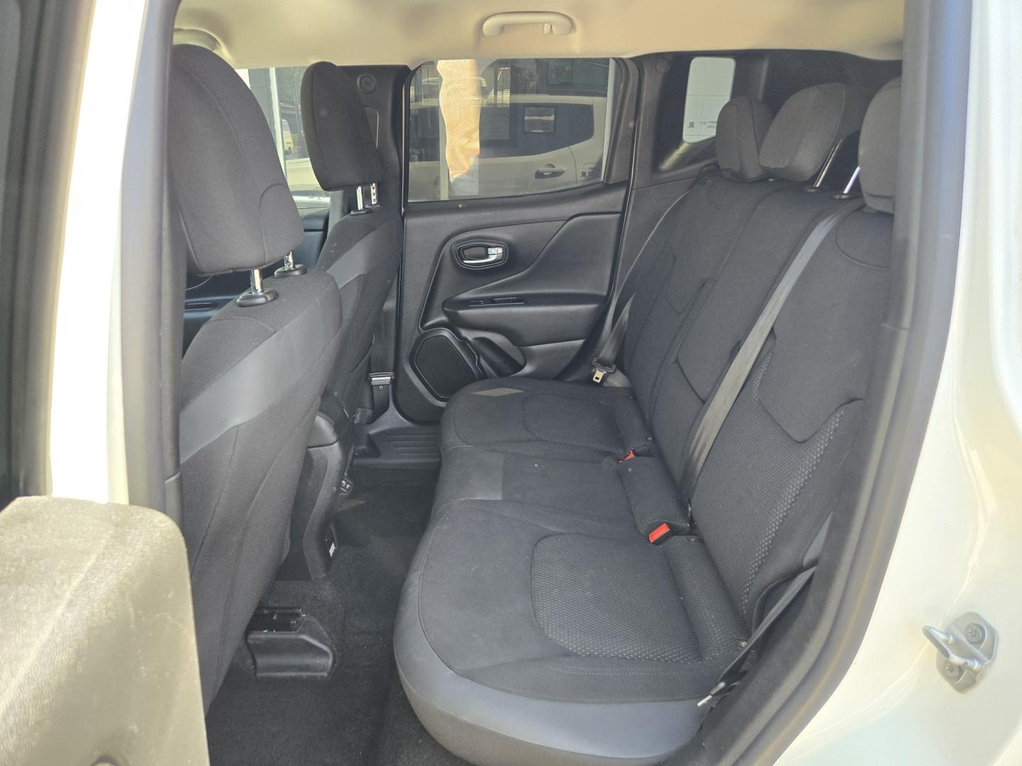 2020 WHITE Jeep Renegade Latitude 4WD (ZACNJBBB1LP) with an 2.4L L4 DOHC 16V engine, 9A transmission, located at 503 West Court, Seguin, TX, 78155, (830) 379-3373, 29.568621, -97.969803 - 2020 Jeep Renegade Latitude 4WD with a 2.4L L4 DOHC 16V, Automatic, Tilt, Cruise, AM/FM/AUX Stereo, Power Windows, Locks, Seat and Side Mirrors, Bluetooth, Dual Climate Control, Tinted Windows, Rear Wiper, Rear Defroster and more!!- Photo#6