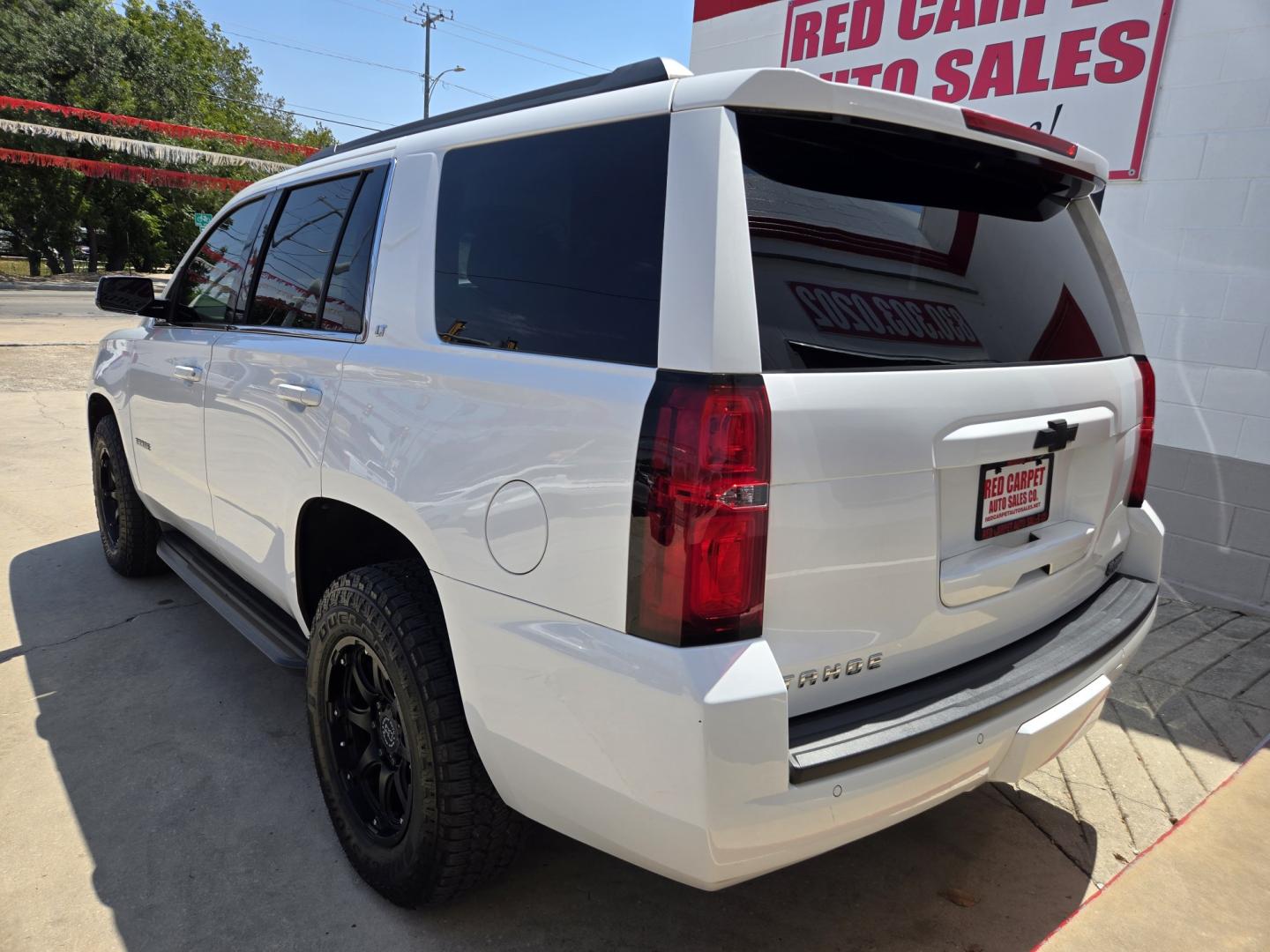 2019 WHITE Chevrolet Tahoe LT 2WD (1GNSCBKC6KR) with an 5.3L V8 OHV 16V engine, 6A transmission, located at 503 West Court, Seguin, TX, 78155, (830) 379-3373, 29.568621, -97.969803 - 2019 Chevrolet Tahoe LT 2WD with a 5.3L V8 OHV 16V, Automatic, Tilt, Cruise, AM/FM Touchscreen Stereo, Power Windows, Locks, Seat and Side Mirrors, Bluetooth, Leather Seating, Heated Seats, Third Row Seating, Dual Climate Control, Rear A/C, Tinted Windows, Trailer Towing, Backup Camera, Bumper Senso- Photo#3