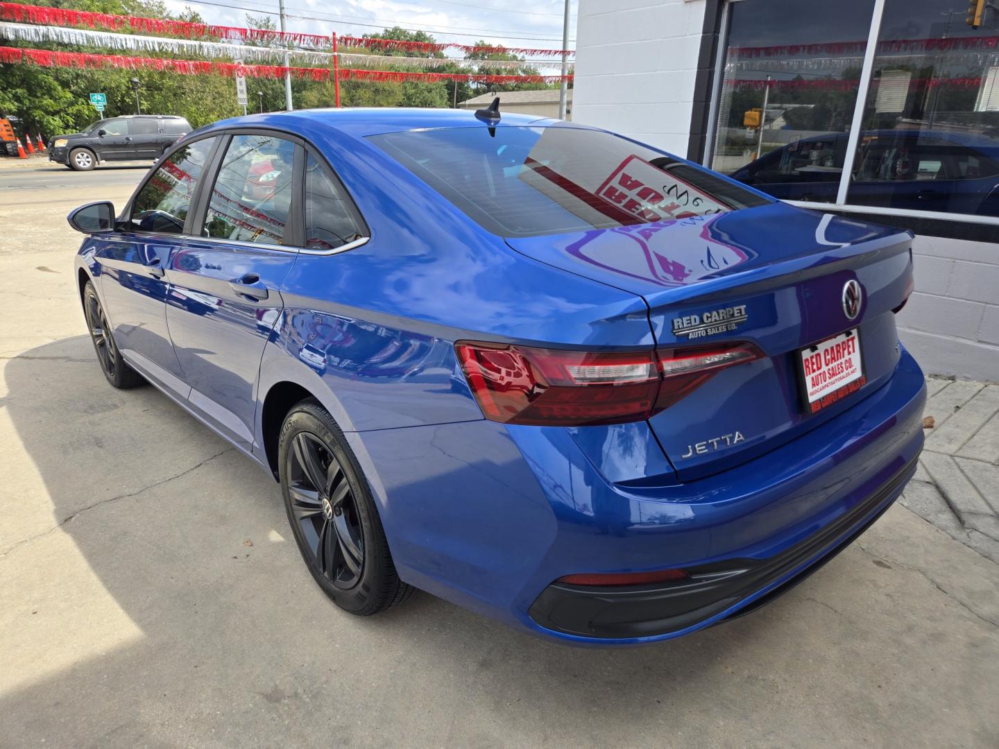 2022 BLUE Volkswagen Jetta SE (3VW7M7BU3NM) with an 1.5L L4 DOHC 20V engine, 8A transmission, located at 503 West Court, Seguin, TX, 78155, (830) 379-3373, 29.568621, -97.969803- Photo#3