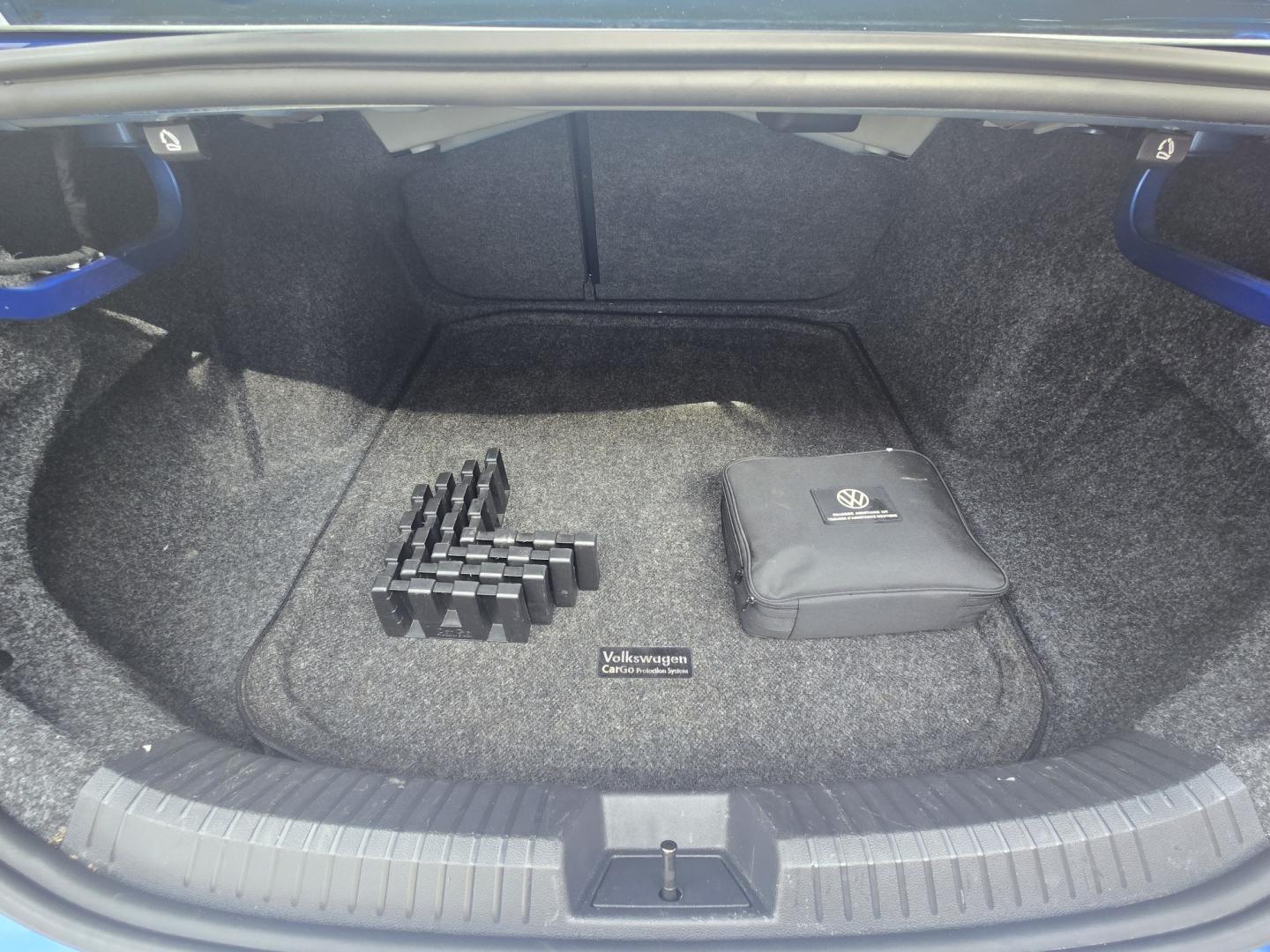 2022 BLUE Volkswagen Jetta SE (3VW7M7BU3NM) with an 1.5L L4 DOHC 20V engine, 8A transmission, located at 503 West Court, Seguin, TX, 78155, (830) 379-3373, 29.568621, -97.969803- Photo#7