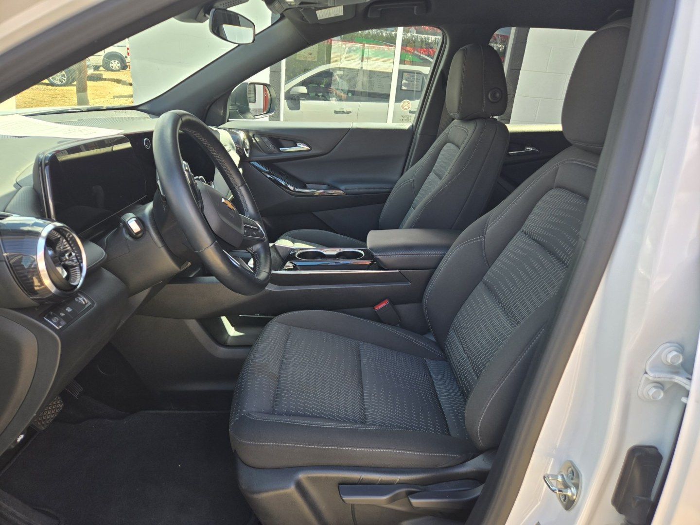 2025 WHITE Chevrolet Equinox LS 2WD (3GNAXHEGXSL) with an 1.5L L4 DOHC 16V TURBO engine, 6A transmission, located at 503 West Court, Seguin, TX, 78155, (830) 379-3373, 29.568621, -97.969803 - 2025 Chevrolet Equinox LS 2WD with a 1.5L L4 DOHC 16V TURBO, Automatic, Tilt, Cruise, AM/FM Touchscreen Stereo, Power Windows, Locks and Side Mirrors, Bluetooth, Heated Seats, Onstar Capability, Backup Camera, Alloy Wheels, Rear Wiper, Rear Defroster and more!!- Photo#4