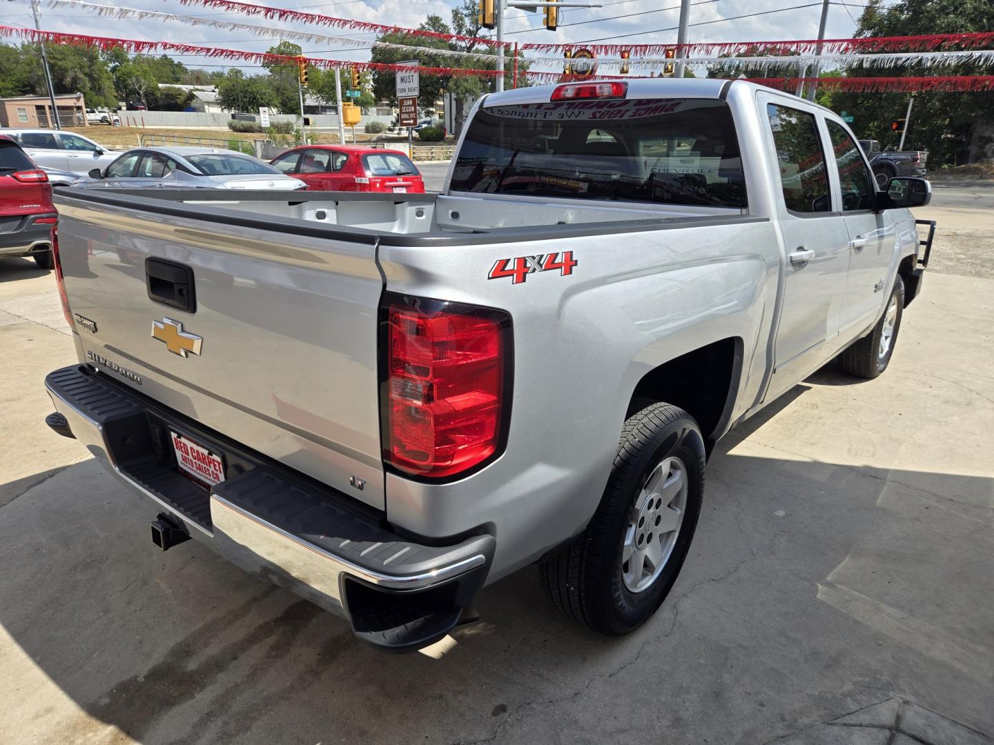 2018 SILVER Chevrolet Silverado 1500 LT Crew Cab Long Box 4WD (3GCUKREC5JG) with an 5.3L V8 OHV 16V engine, 6A transmission, located at 503 West Court, Seguin, TX, 78155, (830) 379-3373, 29.568621, -97.969803 - 2018 Chevrolet Silverado 1500 LT Crew Cab 4WD with a 5.3L V8 OHV 16V, Automatic, Tilt, Cruise, AM/FM Touchscreen Stereo, Power Windows, Locks, Seat and Side Mirrors, Bluetooth, Dual Climate Control, Front Bench Seating, Onstar Capability, Backup Camera, Alloy Wheels, Trailer Towing, Rear Defroster a- Photo#2