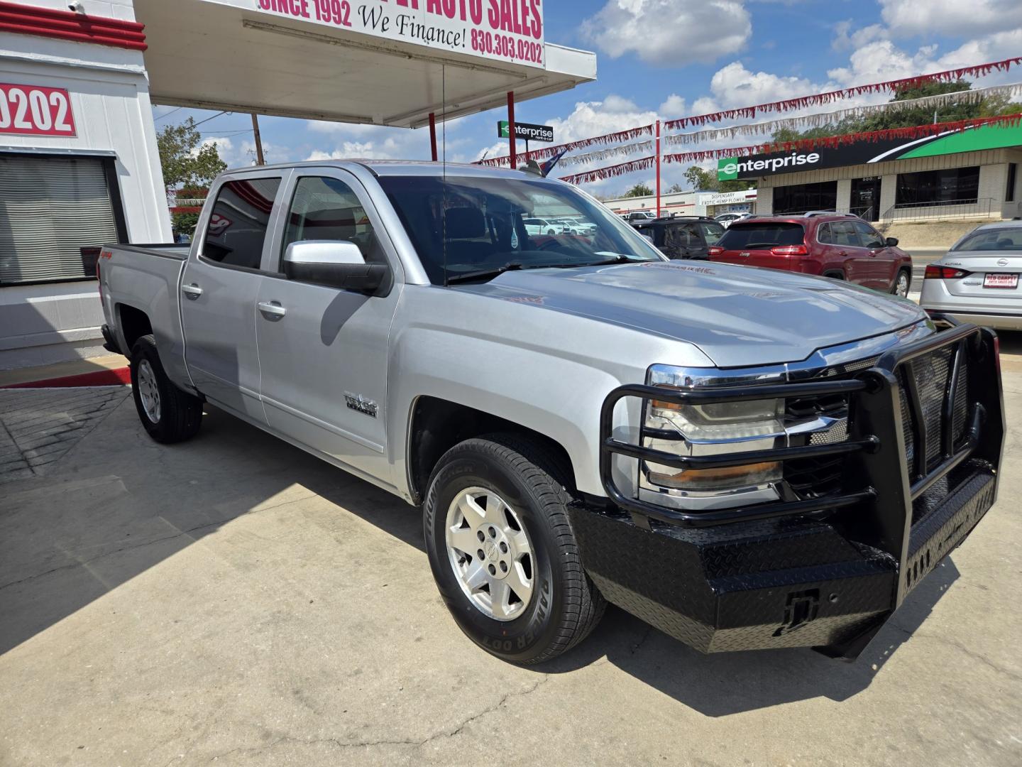 2018 SILVER Chevrolet Silverado 1500 LT Crew Cab Long Box 4WD (3GCUKREC5JG) with an 5.3L V8 OHV 16V engine, 6A transmission, located at 503 West Court, Seguin, TX, 78155, (830) 379-3373, 29.568621, -97.969803 - 2018 Chevrolet Silverado 1500 LT Crew Cab 4WD with a 5.3L V8 OHV 16V, Automatic, Tilt, Cruise, AM/FM Touchscreen Stereo, Power Windows, Locks, Seat and Side Mirrors, Bluetooth, Dual Climate Control, Front Bench Seating, Onstar Capability, Backup Camera, Alloy Wheels, Trailer Towing, Rear Defroster a- Photo#1