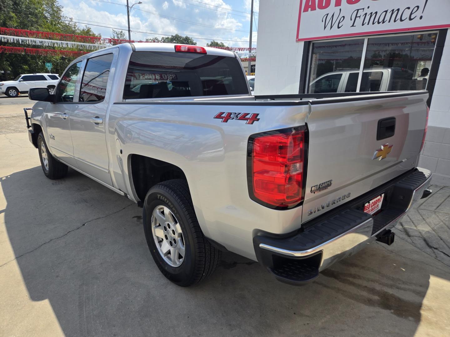 2018 SILVER Chevrolet Silverado 1500 LT Crew Cab Long Box 4WD (3GCUKREC5JG) with an 5.3L V8 OHV 16V engine, 6A transmission, located at 503 West Court, Seguin, TX, 78155, (830) 379-3373, 29.568621, -97.969803 - 2018 Chevrolet Silverado 1500 LT Crew Cab 4WD with a 5.3L V8 OHV 16V, Automatic, Tilt, Cruise, AM/FM Touchscreen Stereo, Power Windows, Locks, Seat and Side Mirrors, Bluetooth, Dual Climate Control, Front Bench Seating, Onstar Capability, Backup Camera, Alloy Wheels, Trailer Towing, Rear Defroster a- Photo#3