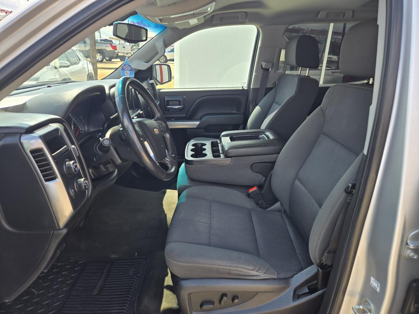2018 SILVER Chevrolet Silverado 1500 LT Crew Cab Long Box 4WD (3GCUKREC5JG) with an 5.3L V8 OHV 16V engine, 6A transmission, located at 503 West Court, Seguin, TX, 78155, (830) 379-3373, 29.568621, -97.969803 - 2018 Chevrolet Silverado 1500 LT Crew Cab 4WD with a 5.3L V8 OHV 16V, Automatic, Tilt, Cruise, AM/FM Touchscreen Stereo, Power Windows, Locks, Seat and Side Mirrors, Bluetooth, Dual Climate Control, Front Bench Seating, Onstar Capability, Backup Camera, Alloy Wheels, Trailer Towing, Rear Defroster a- Photo#4