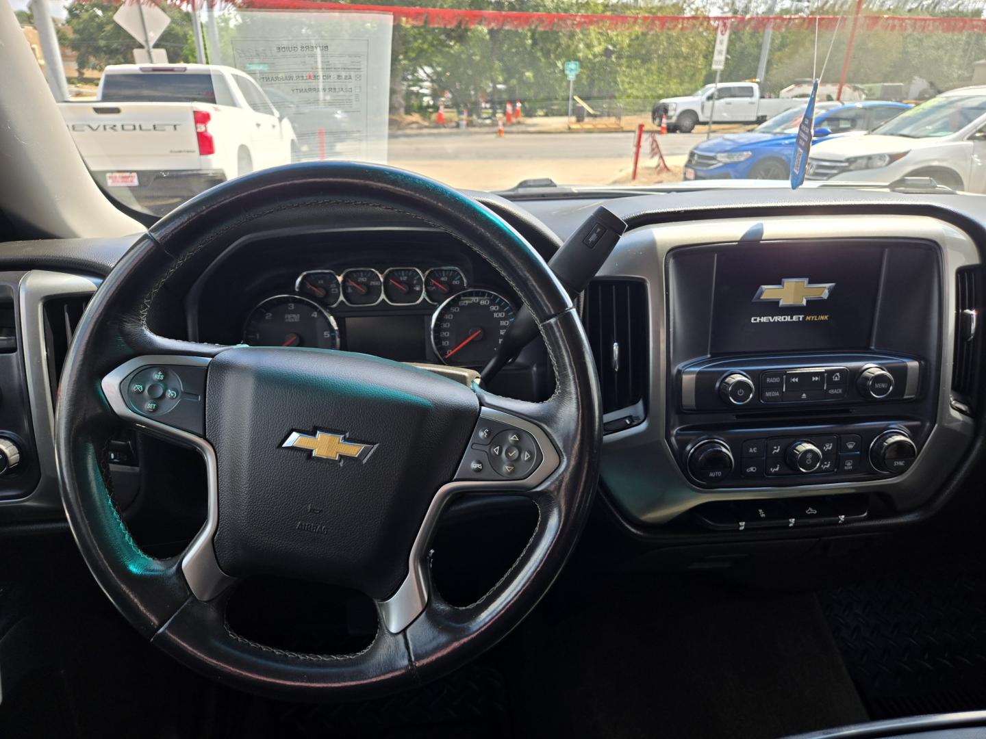2018 SILVER Chevrolet Silverado 1500 LT Crew Cab Long Box 4WD (3GCUKREC5JG) with an 5.3L V8 OHV 16V engine, 6A transmission, located at 503 West Court, Seguin, TX, 78155, (830) 379-3373, 29.568621, -97.969803 - 2018 Chevrolet Silverado 1500 LT Crew Cab 4WD with a 5.3L V8 OHV 16V, Automatic, Tilt, Cruise, AM/FM Touchscreen Stereo, Power Windows, Locks, Seat and Side Mirrors, Bluetooth, Dual Climate Control, Front Bench Seating, Onstar Capability, Backup Camera, Alloy Wheels, Trailer Towing, Rear Defroster a- Photo#5