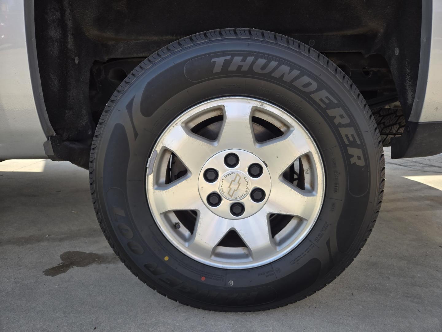 2018 SILVER Chevrolet Silverado 1500 LT Crew Cab Long Box 4WD (3GCUKREC5JG) with an 5.3L V8 OHV 16V engine, 6A transmission, located at 503 West Court, Seguin, TX, 78155, (830) 379-3373, 29.568621, -97.969803 - 2018 Chevrolet Silverado 1500 LT Crew Cab 4WD with a 5.3L V8 OHV 16V, Automatic, Tilt, Cruise, AM/FM Touchscreen Stereo, Power Windows, Locks, Seat and Side Mirrors, Bluetooth, Dual Climate Control, Front Bench Seating, Onstar Capability, Backup Camera, Alloy Wheels, Trailer Towing, Rear Defroster a- Photo#7