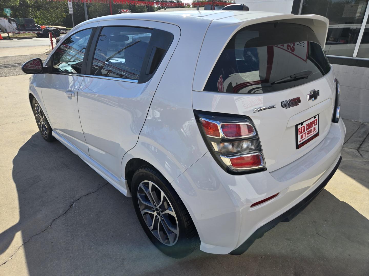 2019 WHITE Chevrolet Sonic LT Auto 5-Door (1G1JD6SB8K4) with an 1.4L L4 DOHC 24V TURBO engine, 6A transmission, located at 503 West Court, Seguin, TX, 78155, (830) 379-3373, 29.568621, -97.969803 - 2019 Chevrolet Sonic LT with a 1.4L L4 DOHC 24V TURBO, Automatic, Tilt, Cruise, AM/FM Touchscreen Stereo, Power Windows, Locks and Side Mirrors, Bluetooth, Onstar Capability, Heated Seats, Backup Camera, Alloy Wheels, Rear Wiper, Rear Defroster and more!!- Photo#3