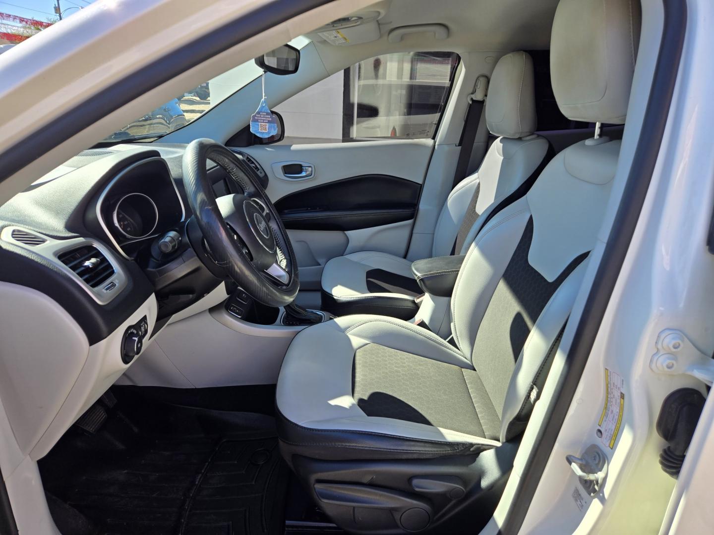 2020 WHITE Jeep Compass Latitude FWD (3C4NJCBB5LT) with an 2.4L L4 DOHC 16V engine, Automatic transmission, located at 503 West Court, Seguin, TX, 78155, (830) 379-3373, 29.568621, -97.969803 - 2020 Jeep Compass Latitude FWD with a 2.4L L4 DOHC 16V, Automatic, Tilt, Cruise, AM/FM/AUX Touchscreen Stereo, Power Windows, Locks and Side Mirrors, Bluetooth, Leather Seating, Dual Climate Control, Rear A/C, Tinted Windows, Backup Camera, Rear Wiper, Rear Defrosters and more!!- Photo#4