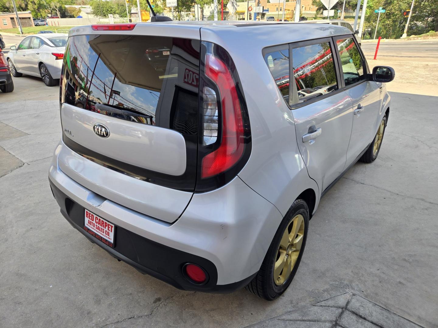 2017 SILVER Kia Soul ! (KNDJN2A27H7) with an 1.6L L4 DOHC 16V engine, Manual Transmission transmission, located at 503 West Court, Seguin, TX, 78155, (830) 379-3373, 29.568621, -97.969803 - 2017 Kia Soul ! with a 1.6L L4 DOHC 16V, Standard Transmission, Tilt, Cruise control, AM/FM/AUX Stereo, Power Windows, Locks and Side Mirrors, Bluetooth, Tinted Windows, Alloy Wheels, Trailer Towing, Rear Wiper, Rear Defroster and more!!- Photo#2