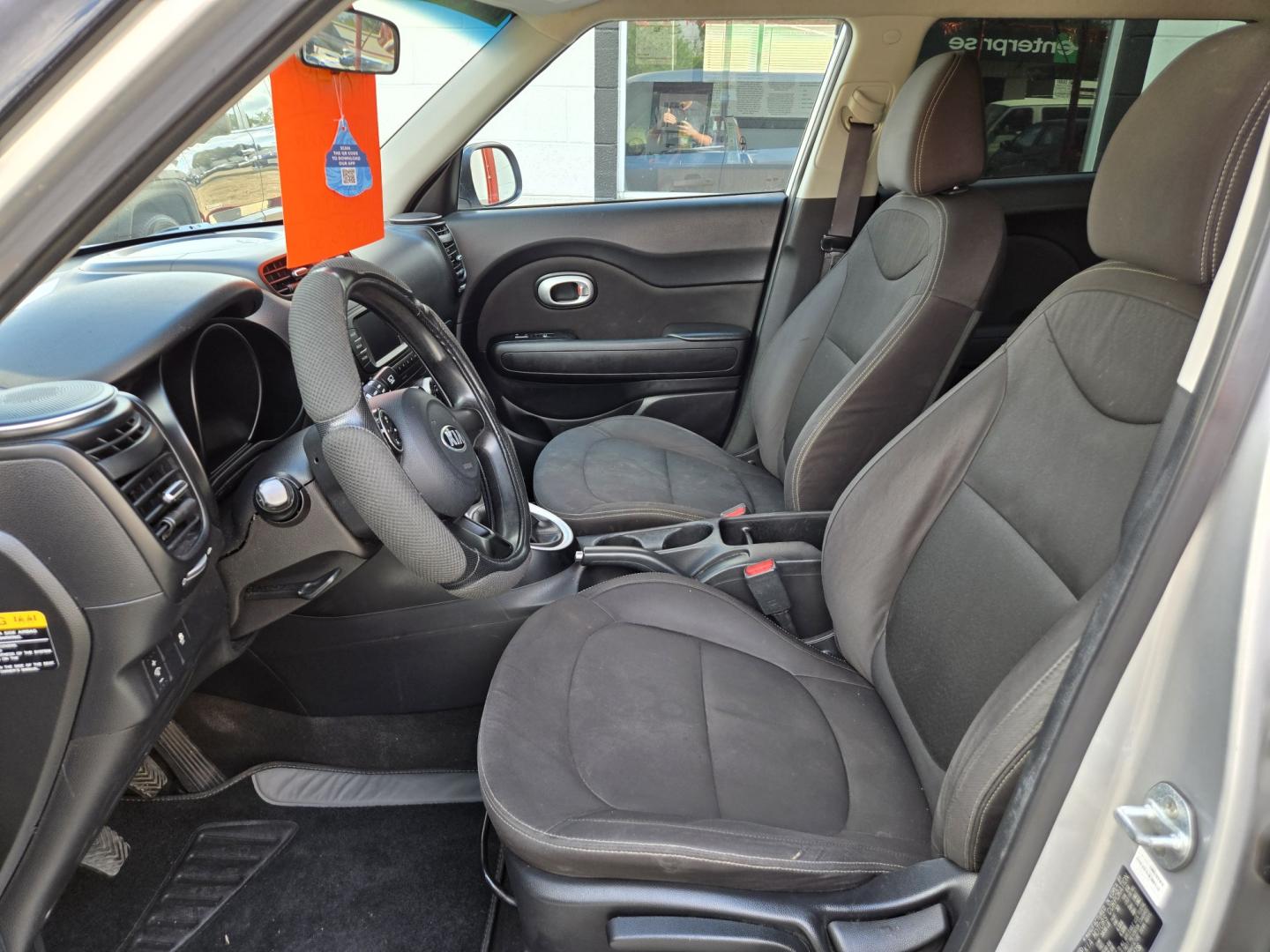 2017 SILVER Kia Soul ! (KNDJN2A27H7) with an 1.6L L4 DOHC 16V engine, Manual Transmission transmission, located at 503 West Court, Seguin, TX, 78155, (830) 379-3373, 29.568621, -97.969803 - 2017 Kia Soul ! with a 1.6L L4 DOHC 16V, Standard Transmission, Tilt, Cruise control, AM/FM/AUX Stereo, Power Windows, Locks and Side Mirrors, Bluetooth, Tinted Windows, Alloy Wheels, Trailer Towing, Rear Wiper, Rear Defroster and more!!- Photo#4