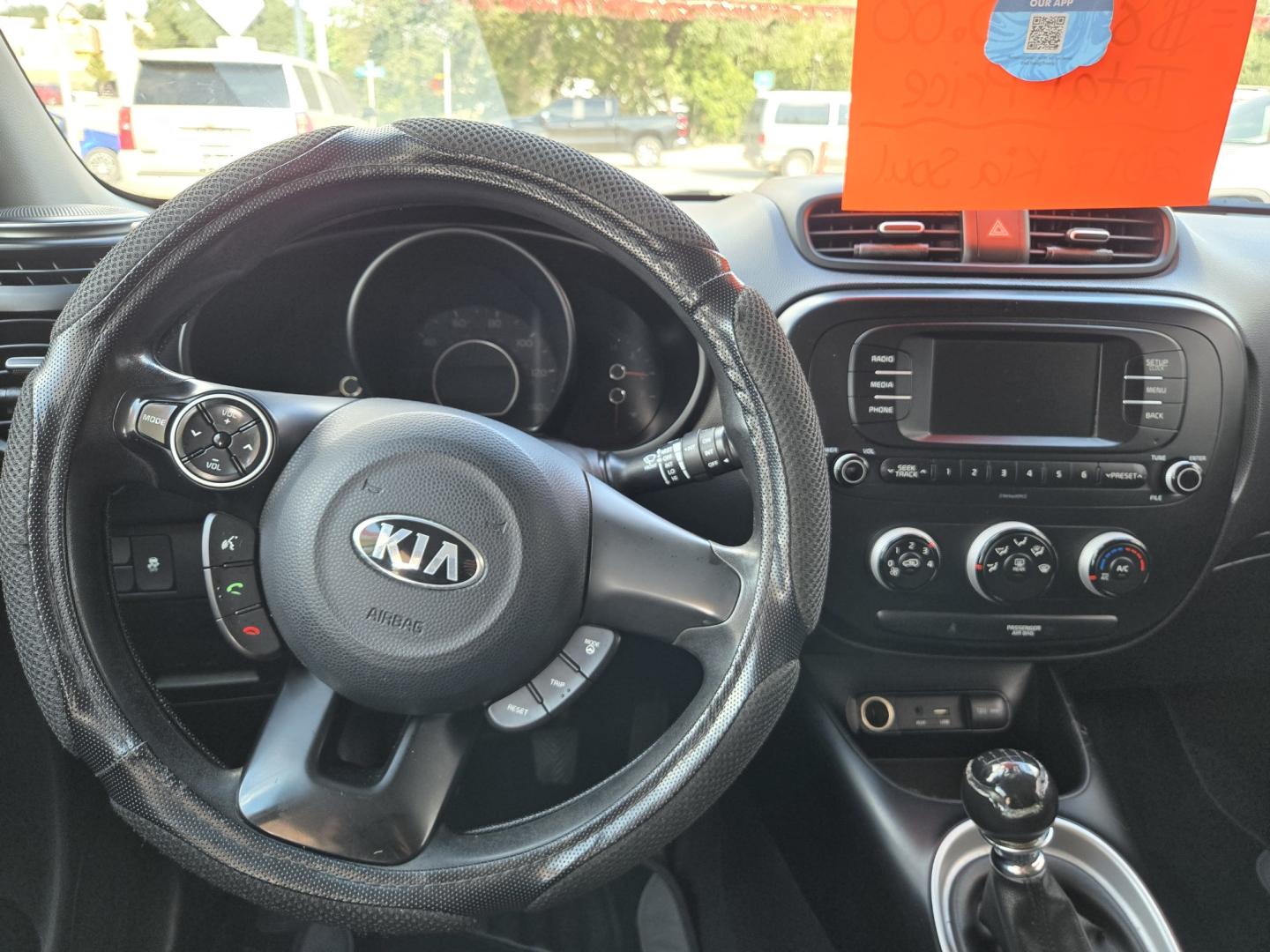 2017 SILVER Kia Soul ! (KNDJN2A27H7) with an 1.6L L4 DOHC 16V engine, Manual Transmission transmission, located at 503 West Court, Seguin, TX, 78155, (830) 379-3373, 29.568621, -97.969803 - 2017 Kia Soul ! with a 1.6L L4 DOHC 16V, Standard Transmission, Tilt, Cruise control, AM/FM/AUX Stereo, Power Windows, Locks and Side Mirrors, Bluetooth, Tinted Windows, Alloy Wheels, Trailer Towing, Rear Wiper, Rear Defroster and more!!- Photo#5