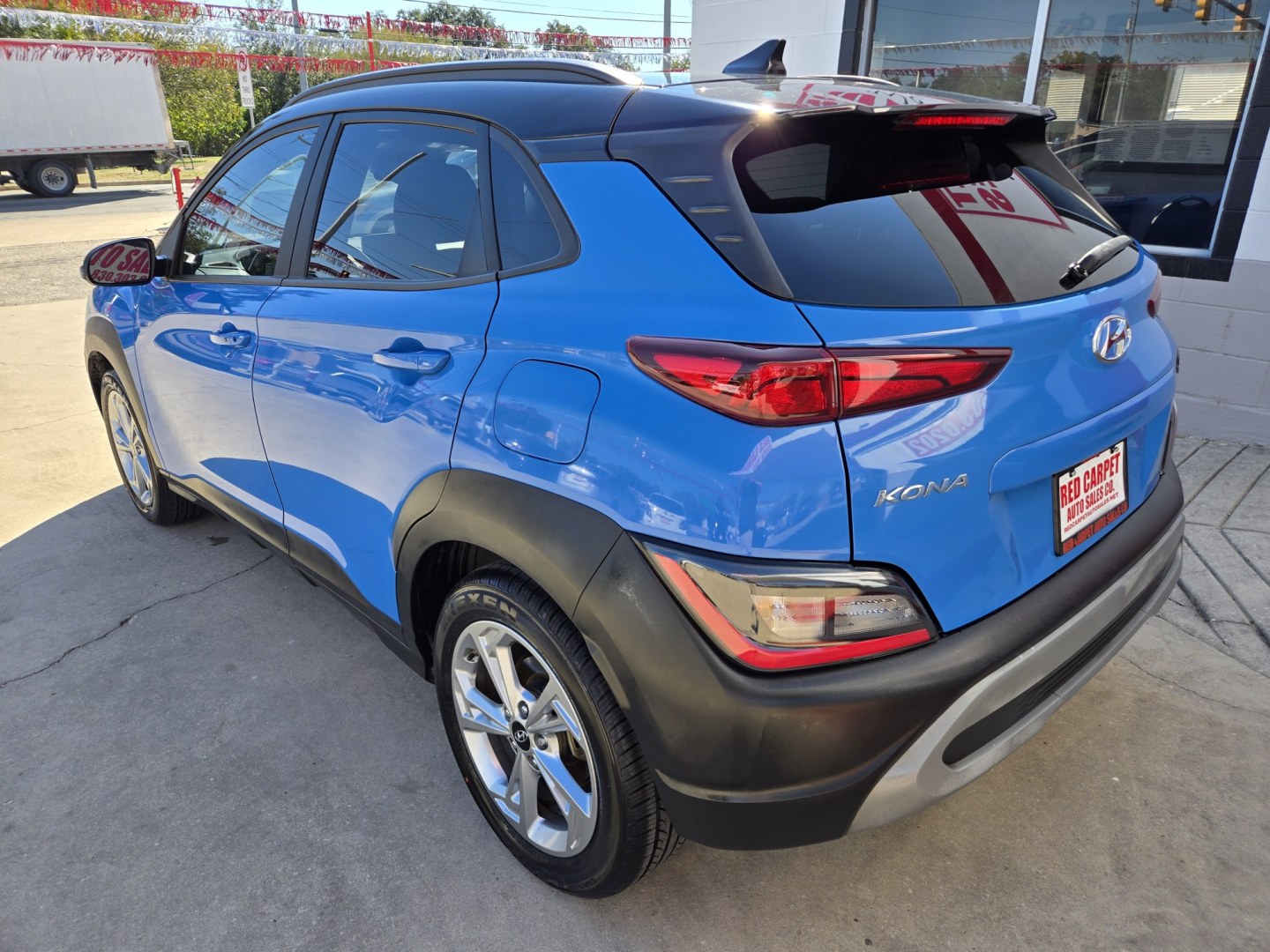 2022 BLUE Hyundai Kona SEL (KM8K62AB5NU) with an 2.0L L4 DOHC 16V engine, Automatic transmission, located at 503 West Court, Seguin, TX, 78155, (830) 379-3373, 29.568621, -97.969803 - 2022 Hyundai Kona SEL with a 2.0L L4 DOHC 16V, Automatic, Tilt, Cruise, AM/FM Touchscreen Stereo, Power Windows, Locks and Side Mirrors, Bluetooth, Tinted Windows, Alloy Wheels, Backup Camera, Rear Wiper, Rear Defroster and more!!- Photo#3