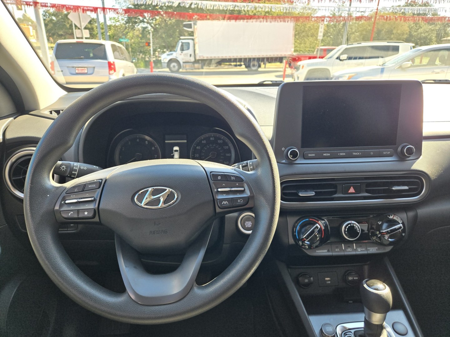 2022 BLUE Hyundai Kona SEL (KM8K62AB5NU) with an 2.0L L4 DOHC 16V engine, Automatic transmission, located at 503 West Court, Seguin, TX, 78155, (830) 379-3373, 29.568621, -97.969803 - 2022 Hyundai Kona SEL with a 2.0L L4 DOHC 16V, Automatic, Tilt, Cruise, AM/FM Touchscreen Stereo, Power Windows, Locks and Side Mirrors, Bluetooth, Tinted Windows, Alloy Wheels, Backup Camera, Rear Wiper, Rear Defroster and more!!- Photo#5