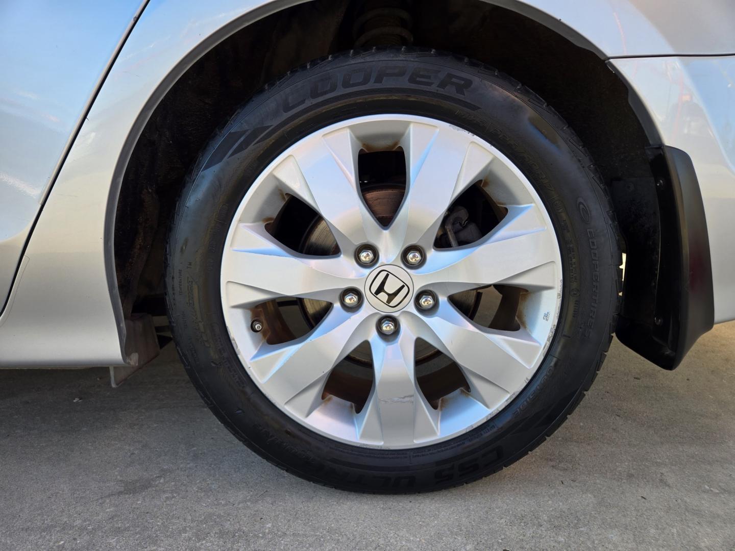 2009 SILVER Honda Accord EX Sedan AT (1HGCP26739A) with an 2.4L L4 DOHC 16V engine, 5A transmission, located at 503 West Court, Seguin, TX, 78155, (830) 379-3373, 29.568621, -97.969803 - 2009 Honda Accord EX Sedan with a 2.4L L4 DOHC 16V, Automatic, Tilt, Cruise, AM/FM/CD Stereo, Power Windows, Locks, Seat and Side Mirrors, Power Sunroof, Alloy Wheels, Rear Defroster and more!!- Photo#8