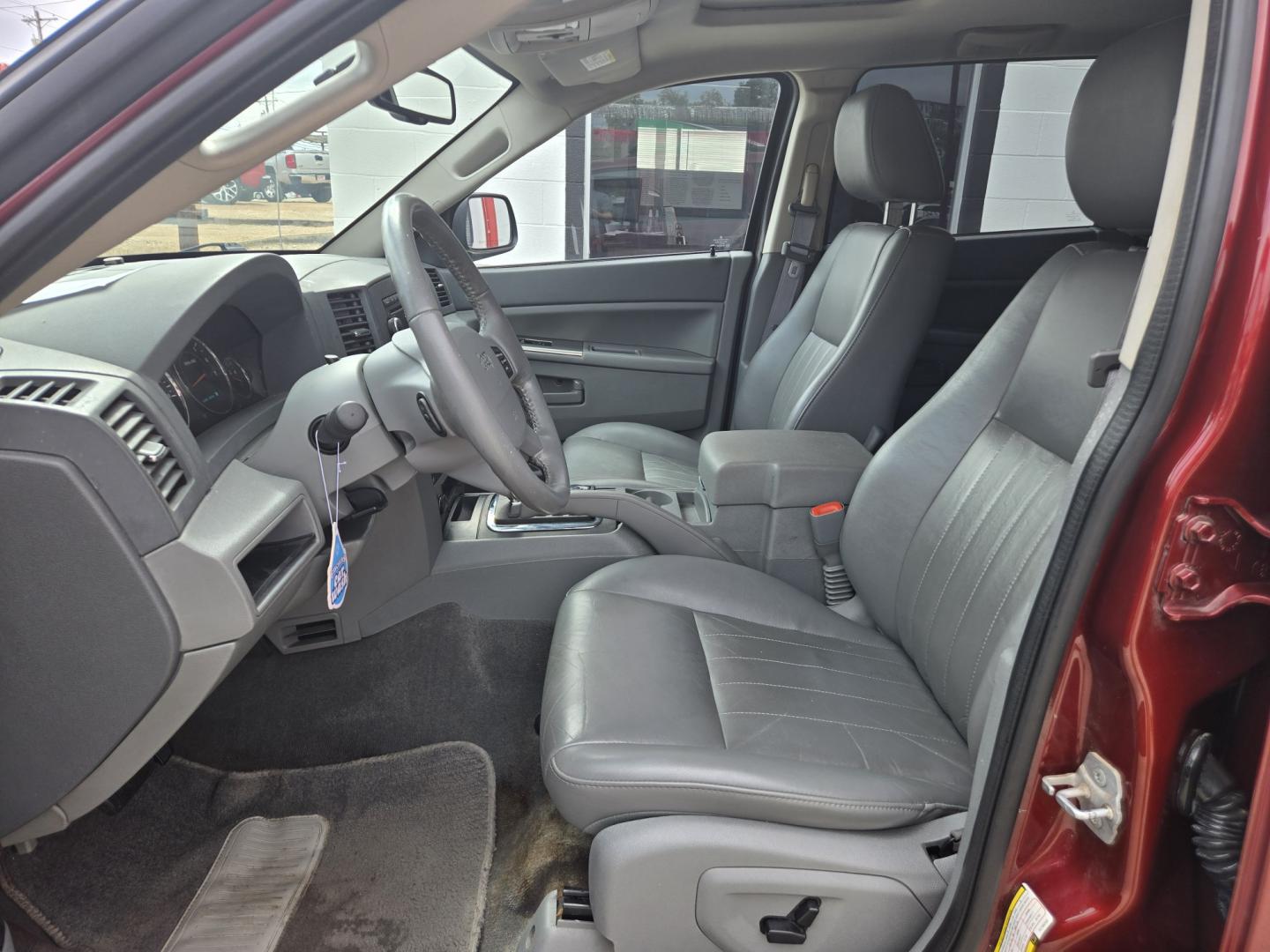2007 RED Jeep Grand Cherokee Laredo 4WD (1J8HR48P67C) with an 4.7L V8 SOHC 16V FFV engine, 5A OD transmission, located at 503 West Court, Seguin, TX, 78155, (830) 379-3373, 29.568621, -97.969803 - 2007 Jeep Grand Cherokee Laredo 4WD with a 4.7L V8 SOHC 16V FFV, Automatic, Tilt, Cruise, AM/FM/CD/AUX Stereo, Power Windows, Locks, Seat and Side Mirrors, Leather Seating, Heated Seats, Tinted Windows, Alloy Wheels, Rear Wiper, Rear Defroster and more!!- Photo#4